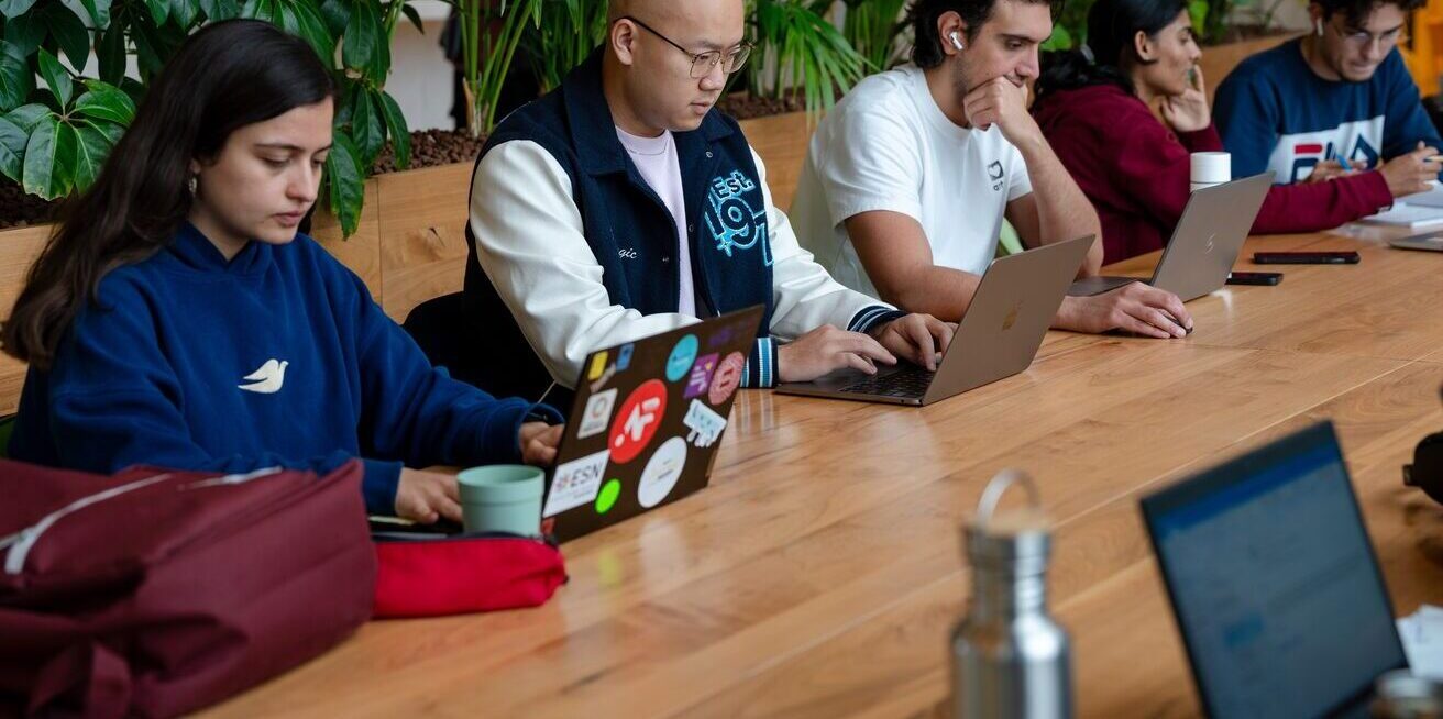 Studenten op de Roeterseilandcampus